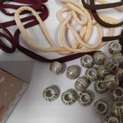 Box 30 Perline Perle Foro Largo Stile Pandora Acrilico + Filo Lycra + Scatola Marrone