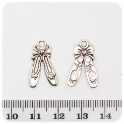 1 PZ - CIONDOLO METALLO SCARPETTE - PENDENTE METALLO CHARM ARGENTO TIBETANO